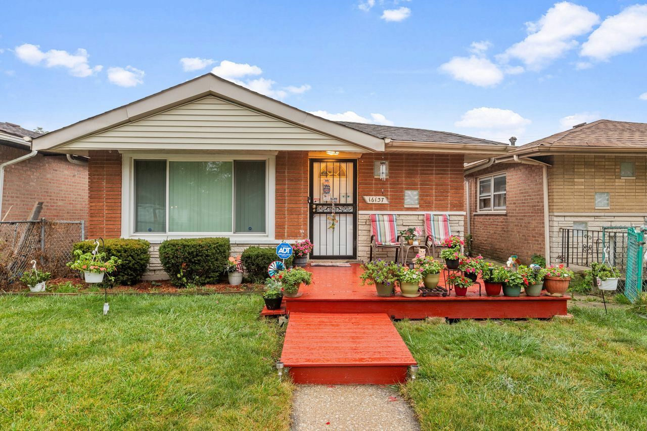 Property Photo:  16137 Woodbridge Avenue  IL 60426 