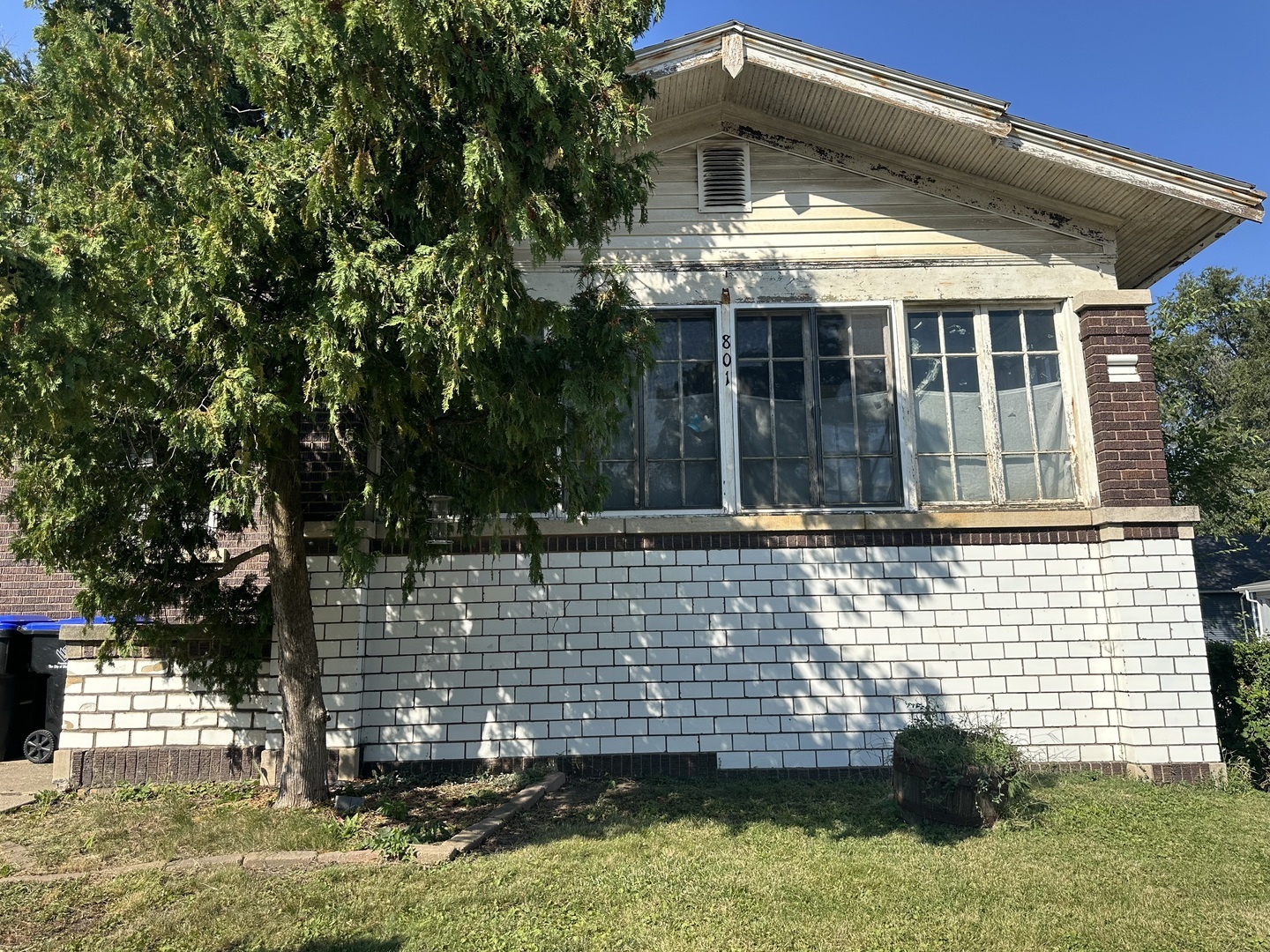 Property Photo:  801 S Morris Avenue  IL 61701 