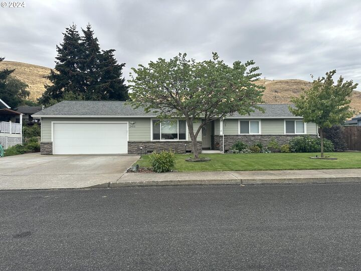2408 E 17th St  The Dalles OR 97058 photo