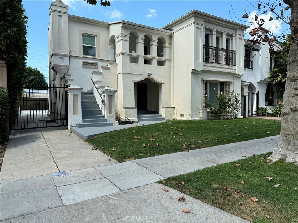 Property Photo:  211 S Arnaz Drive  CA 90211 