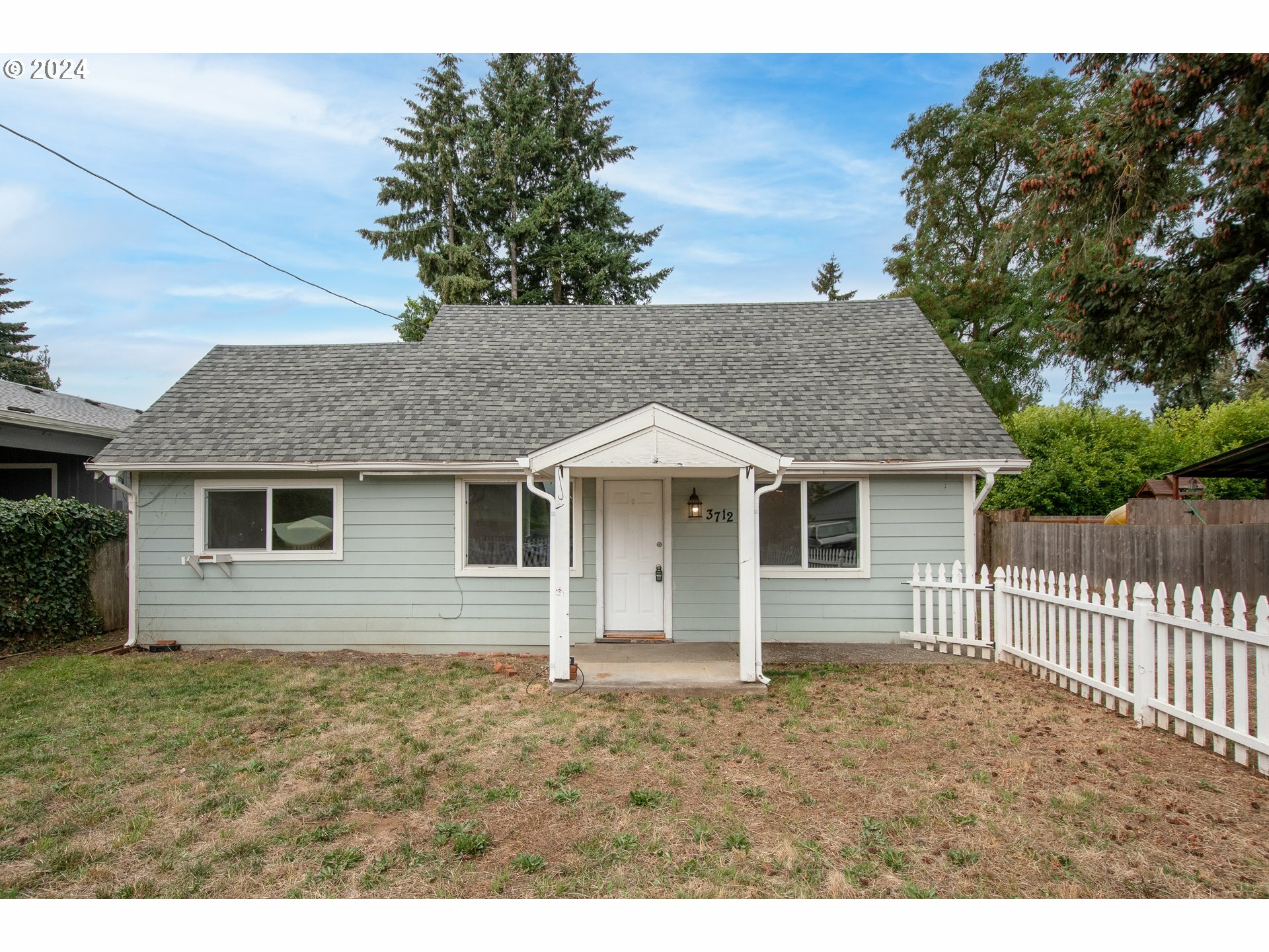 Property Photo:  3712 R St  WA 98663 