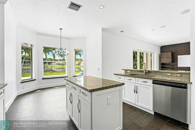 Property Photo:  1642 Victoria Pointe Cir  FL 33327 