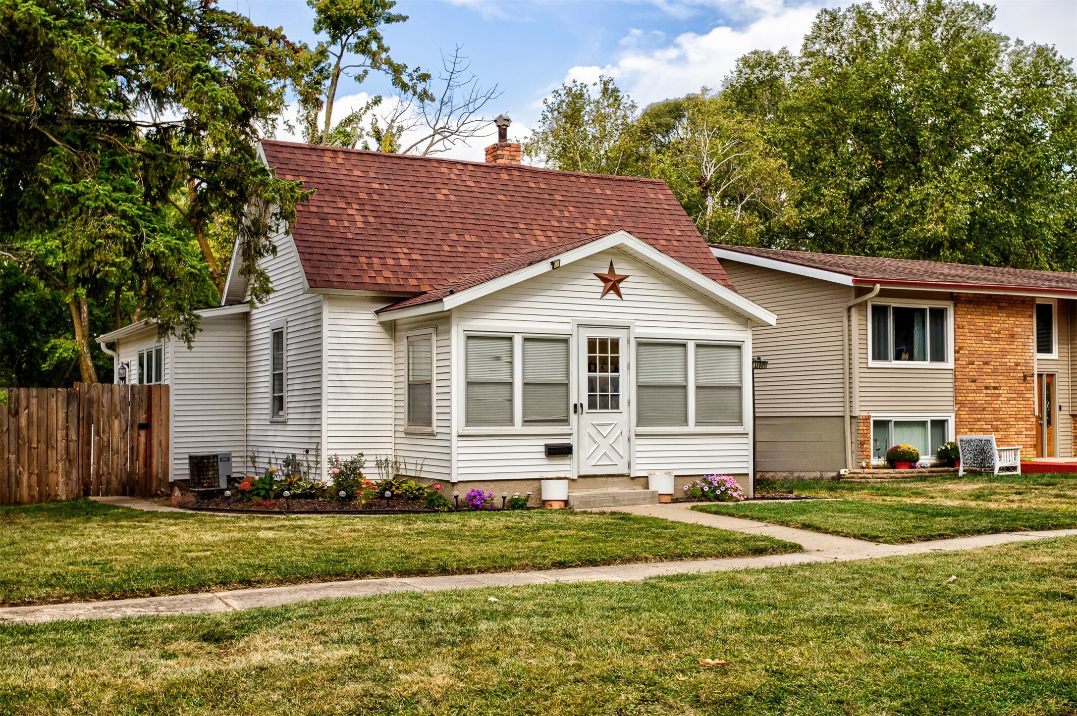 Property Photo:  1809 Benton Street  IA 50036 