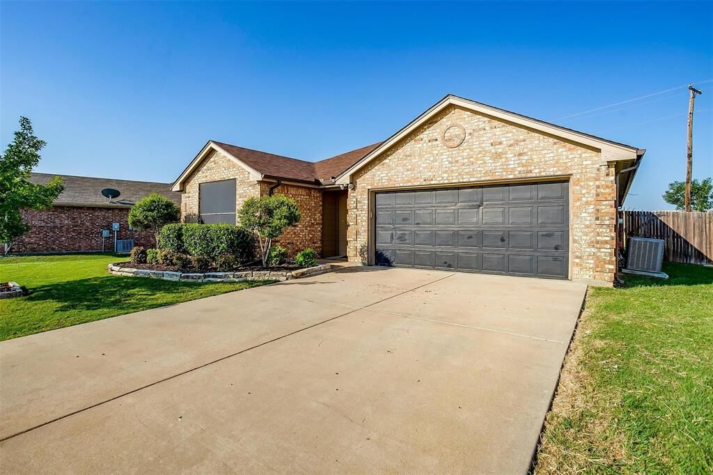 Property Photo: 12404 Hunters Mill Trail TX 76028