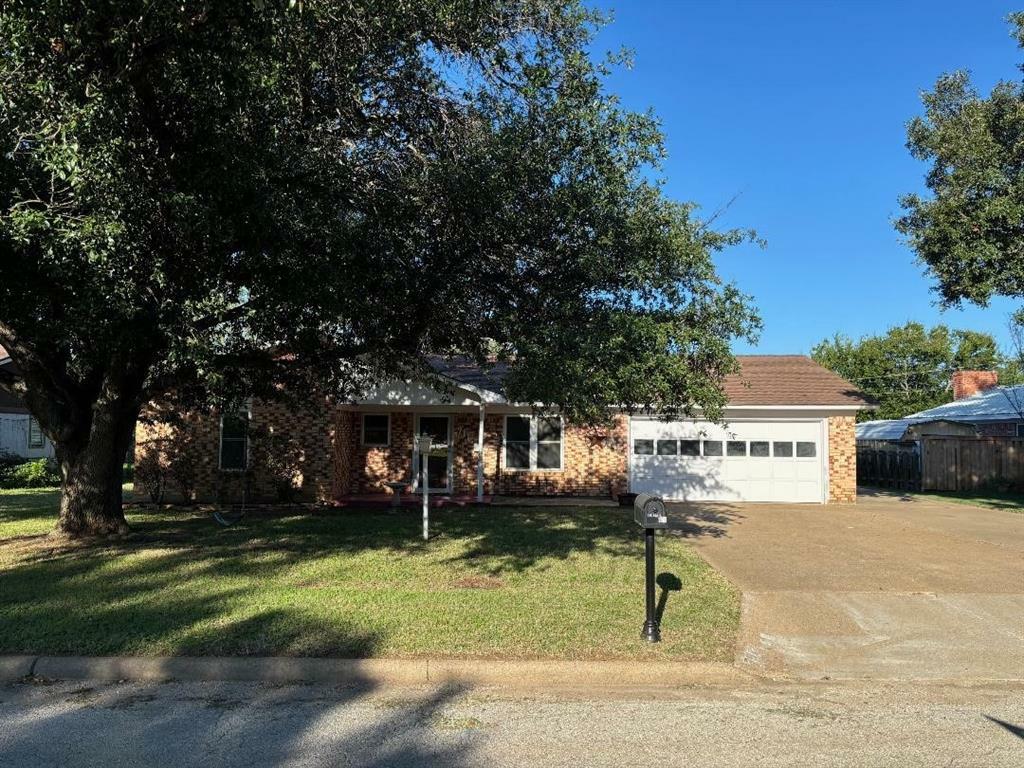 Property Photo:  711 Mistletoe Street  TX 76424 