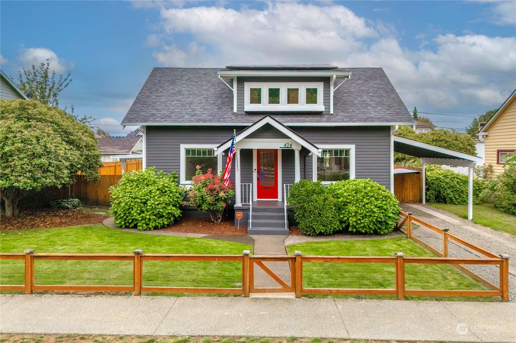 Property Photo:  424  3rd Street NE  WA 98372 