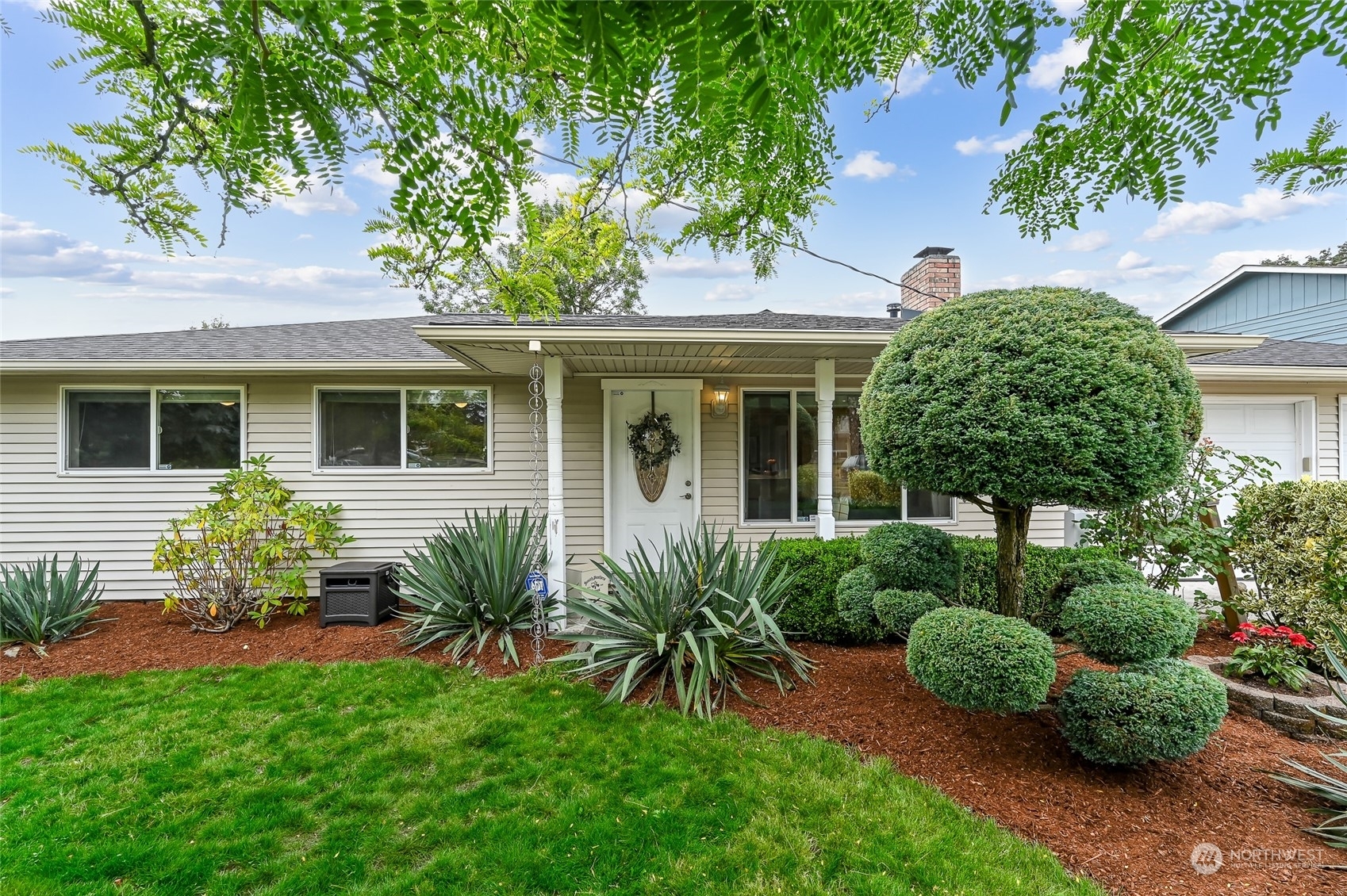 Property Photo:  1025 Redmond Avenue NE  WA 98056 