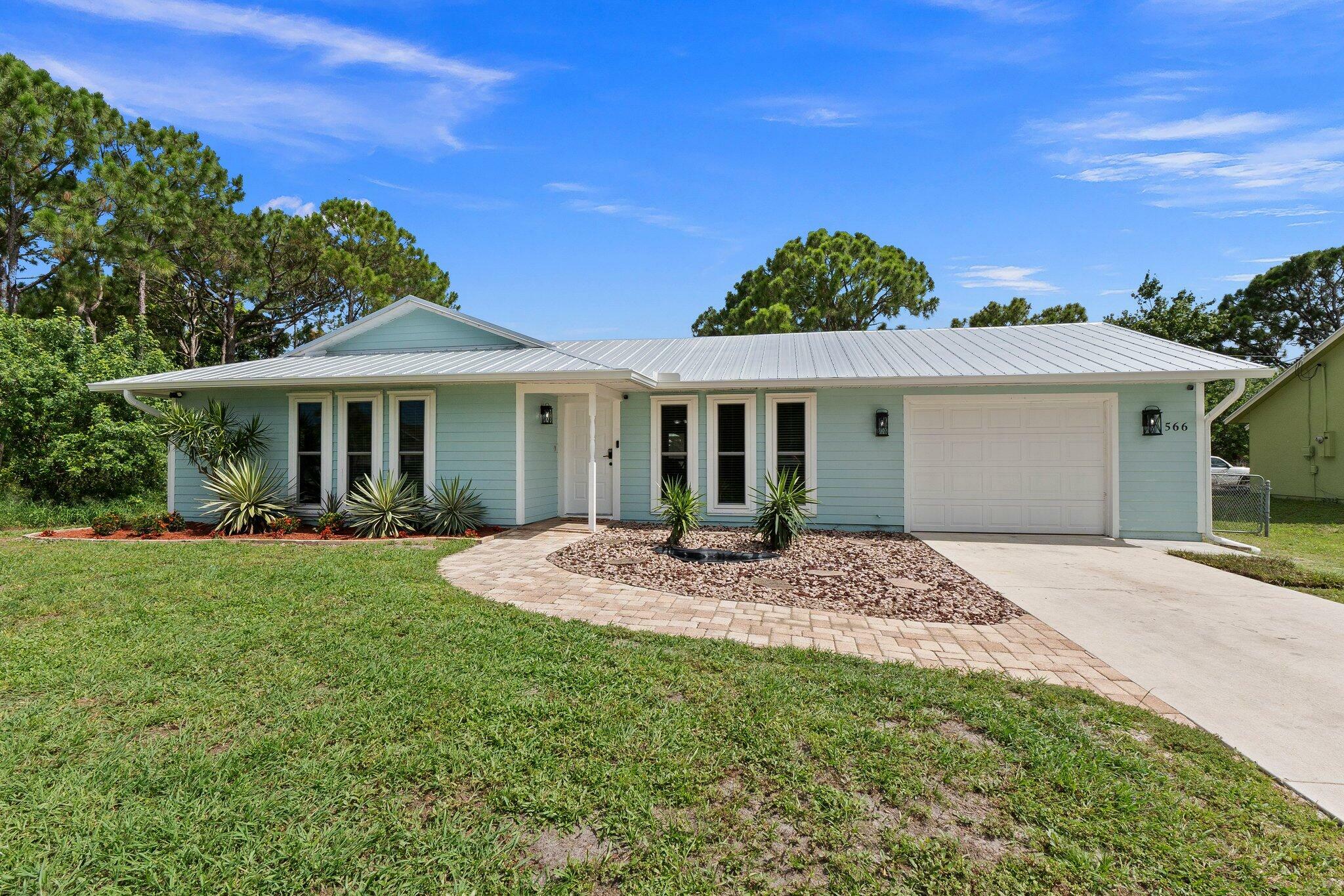 Property Photo:  566 SW Fairview Avenue  FL 34983 