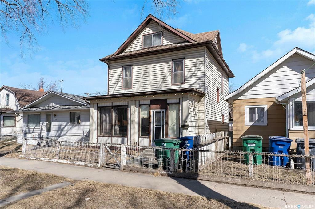 Property Photo:  214 E Avenue S  SK S7M 1R9 