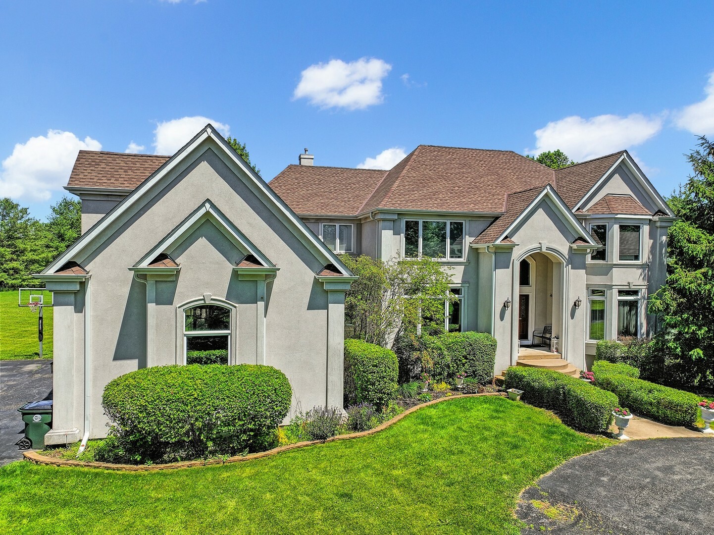 Property Photo: 18 Ascot Lane IL 60010