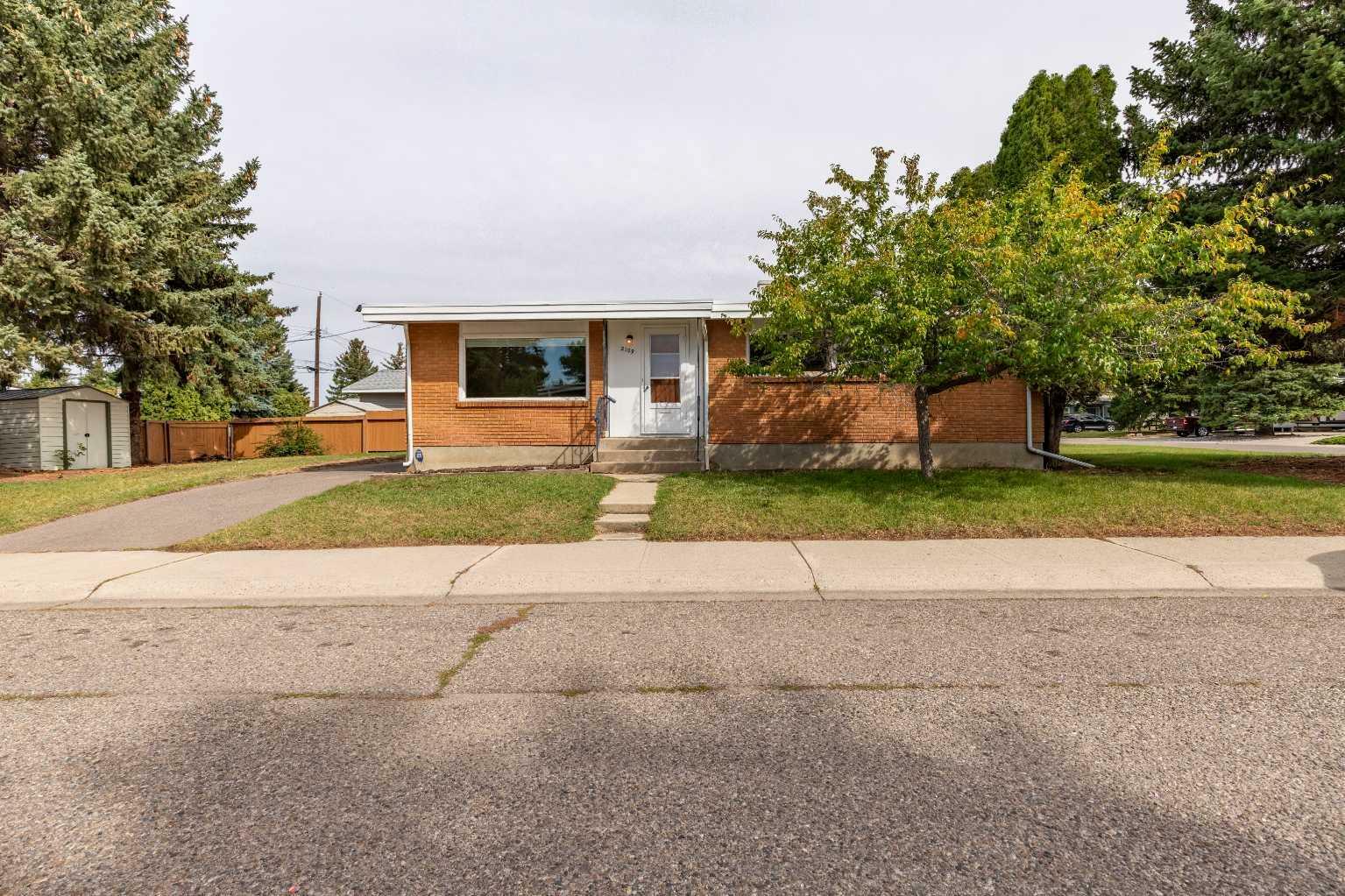 Property Photo: 2109 26 Street S AB T1K 2P1