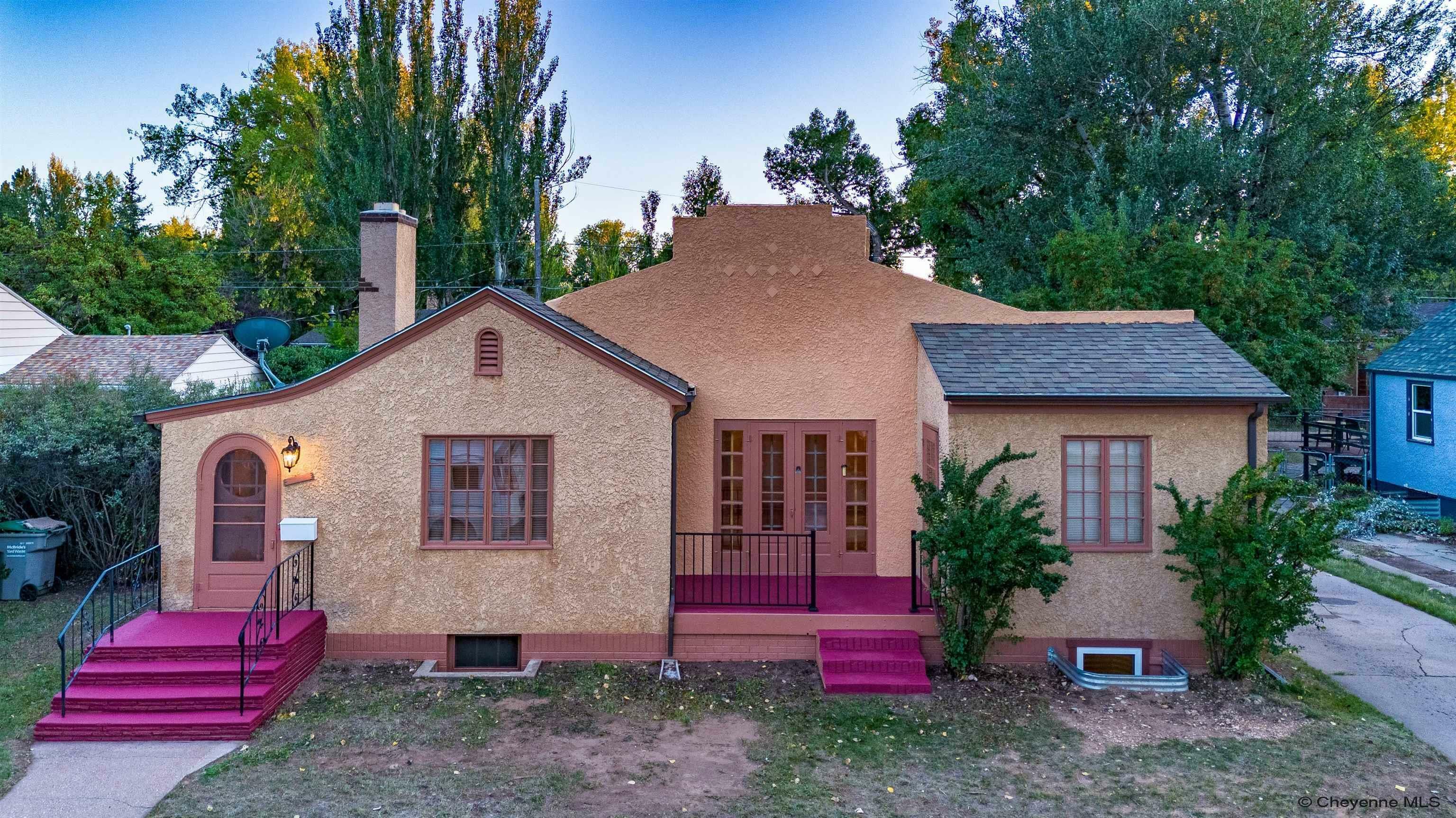 Property Photo:  1520 E Custer St  WY 82070 