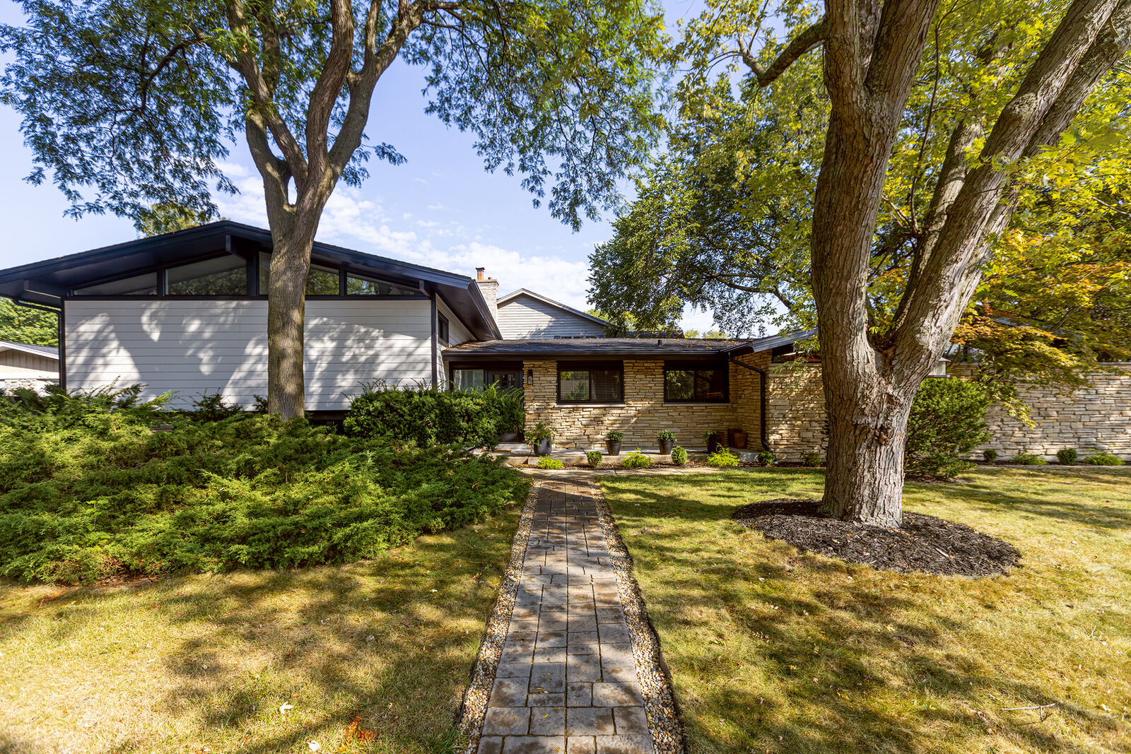 Property Photo: 728 E Greenwood Court IL 60074