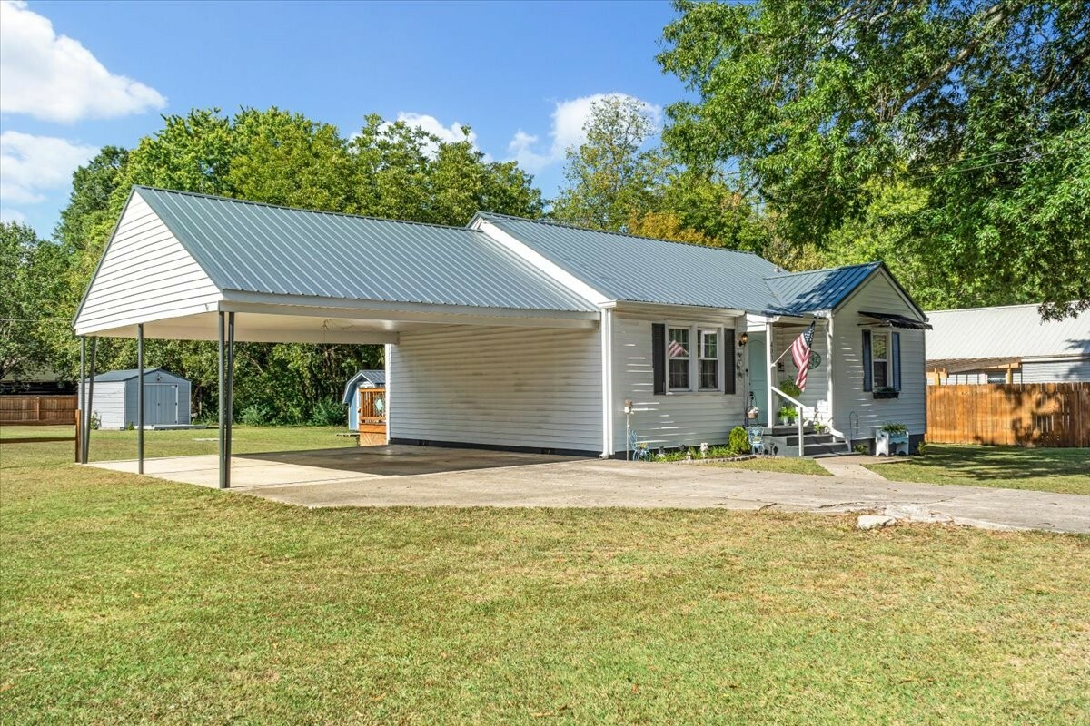 Property Photo:  403 E Hogan St  TN 37388 