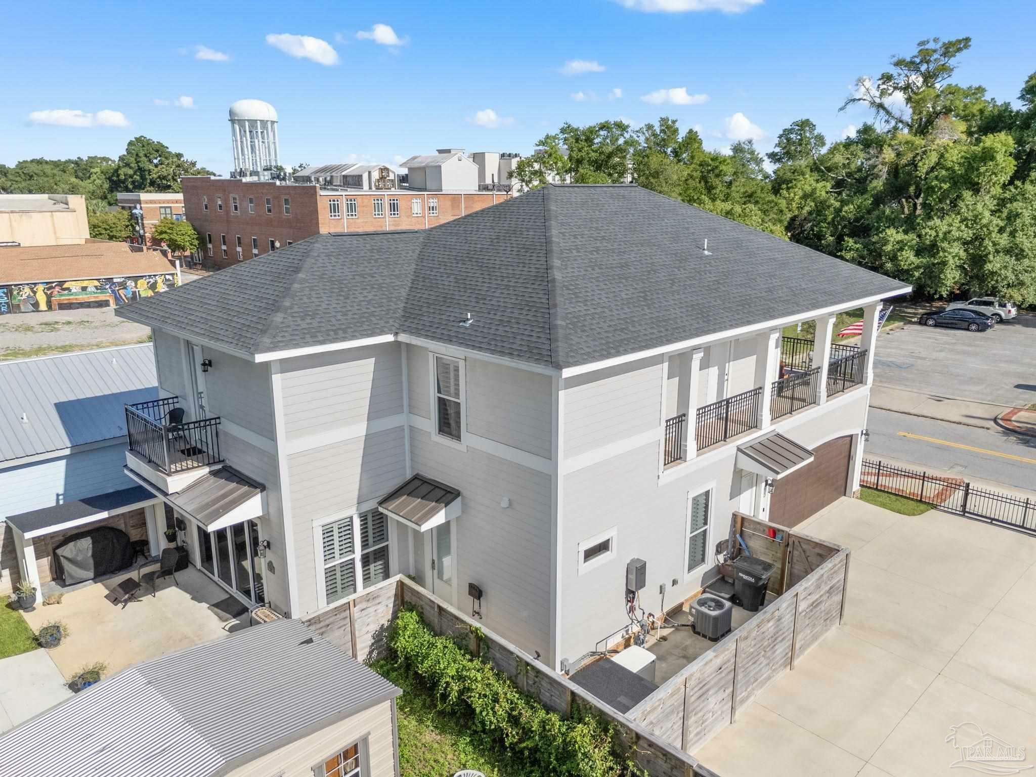 Property Photo: 522 W Belmont St FL 32501