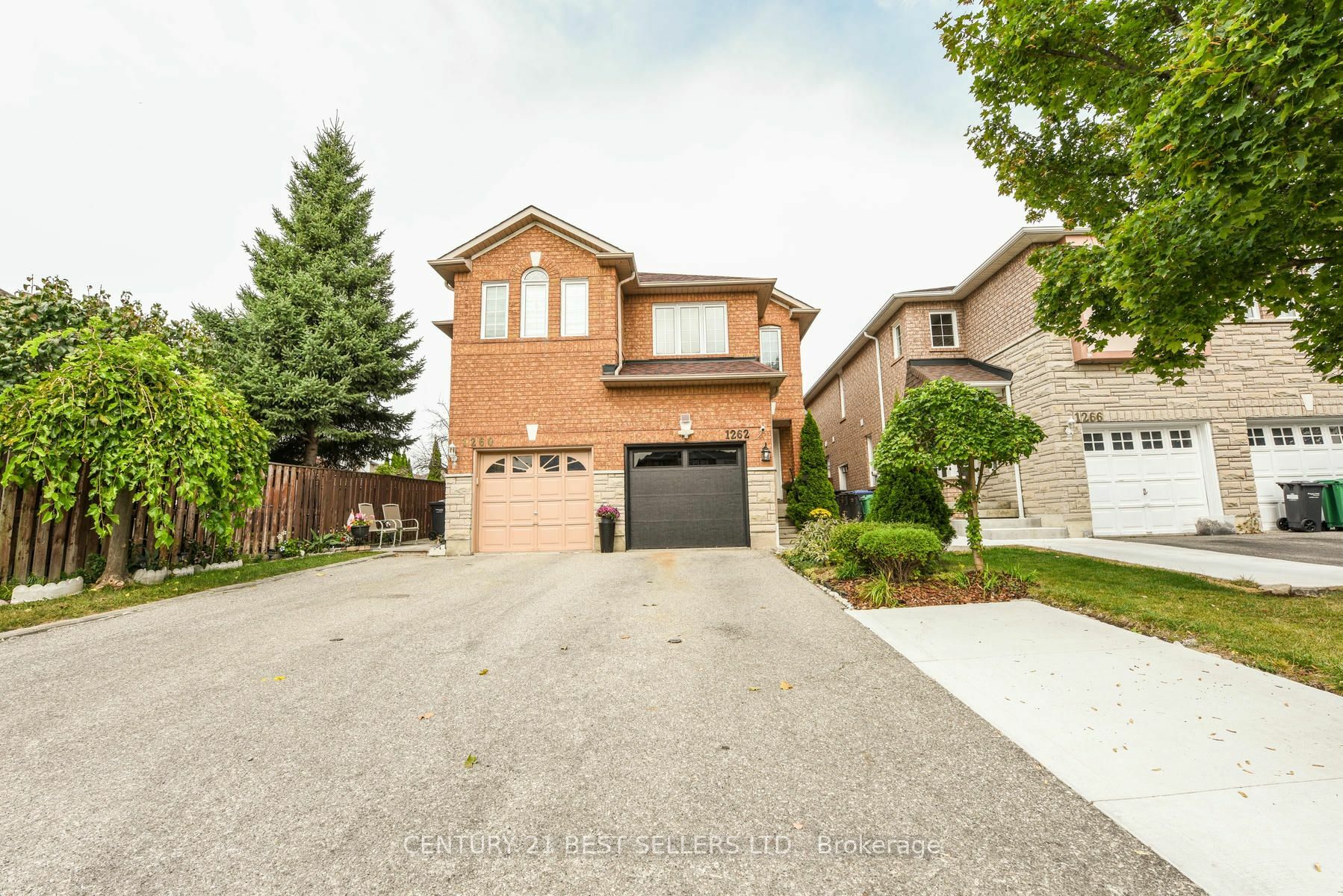 Property Photo:  1262 Foxglove Pl  ON L5V 2N3 