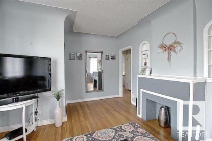 Property Photo:  8943 95 Avenue NW  AB T6C 1Z2 