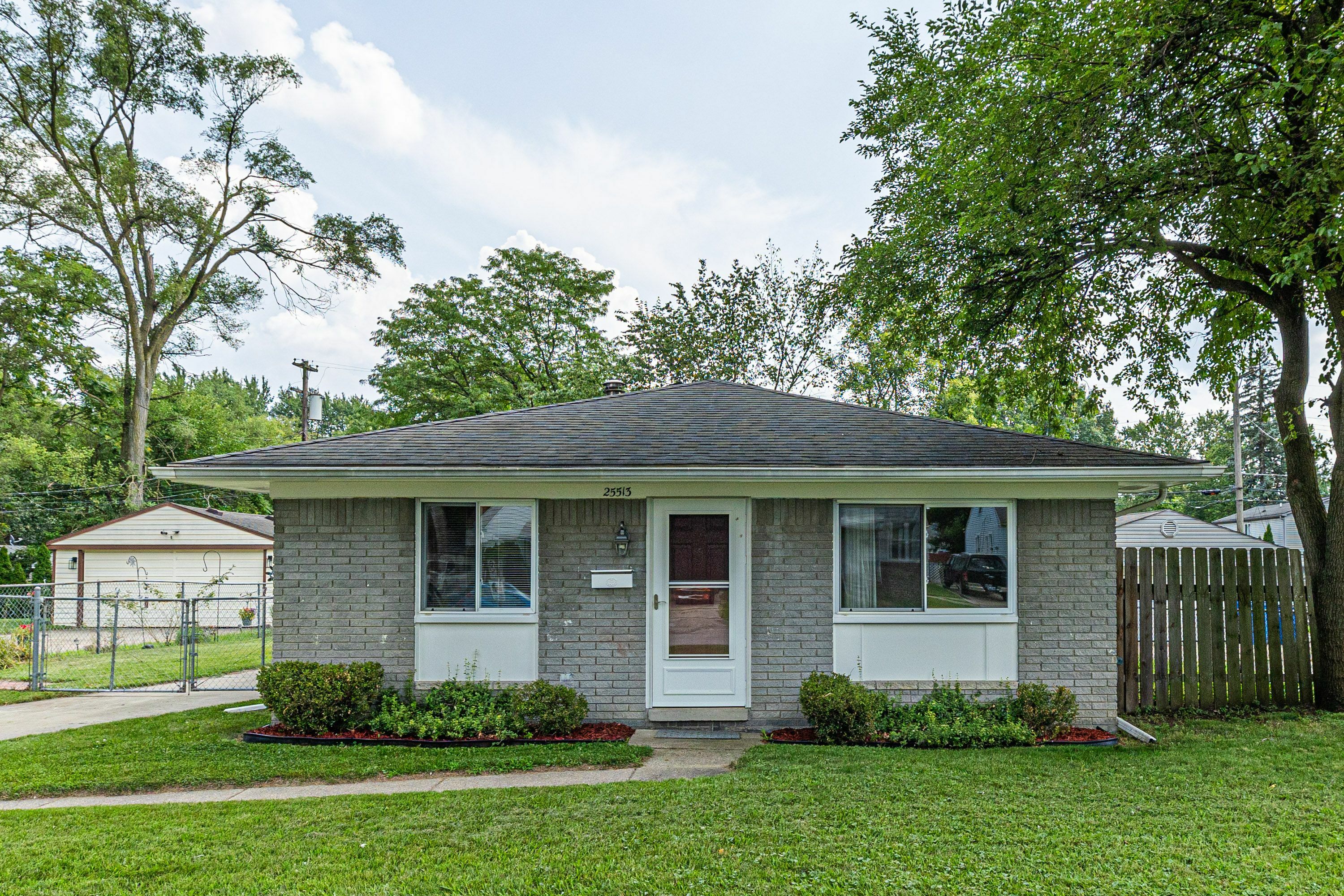 Property Photo:  25513 Annapolis Street  MI 48125 1501 