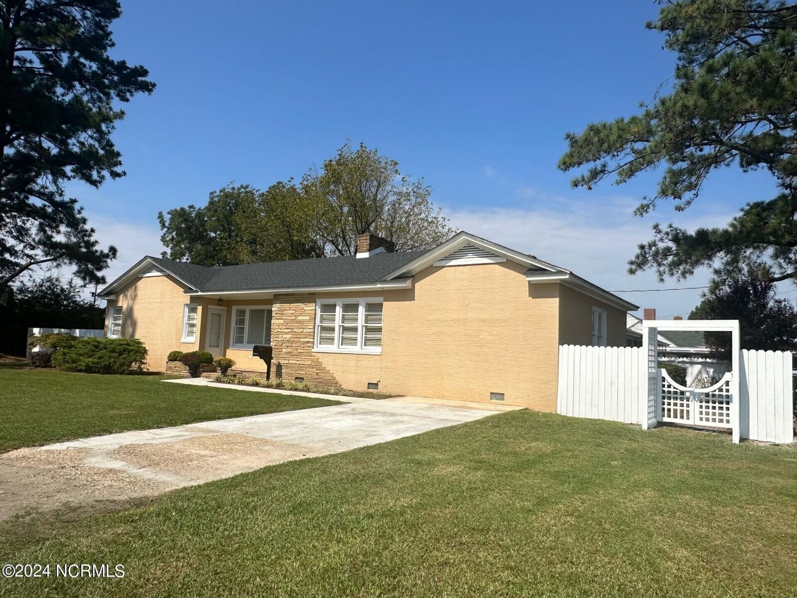 Property Photo:  800 E Troy Street  NC 27910 