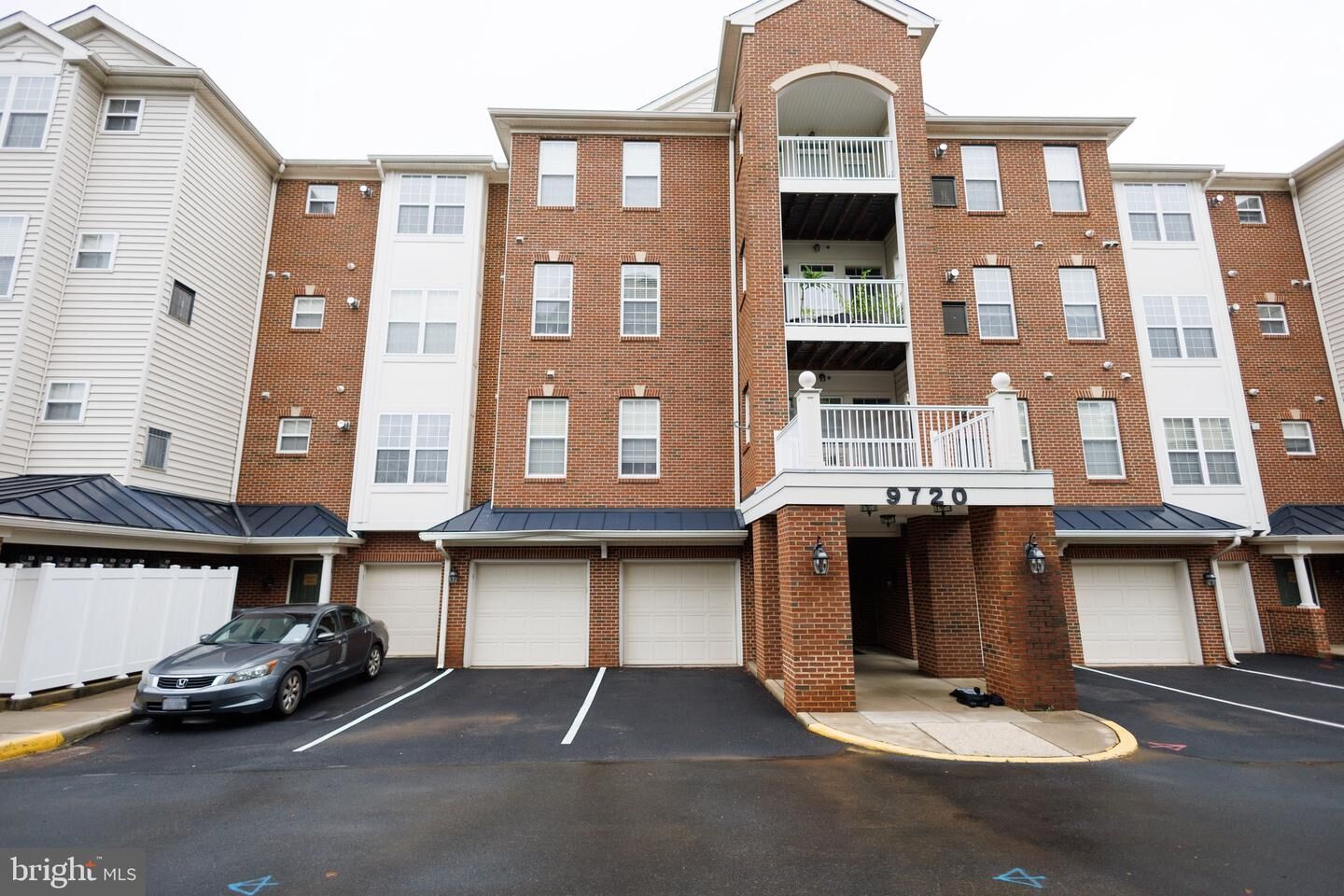 Property Photo:  9720 Holmes Place Unit 407  VA 20111 
