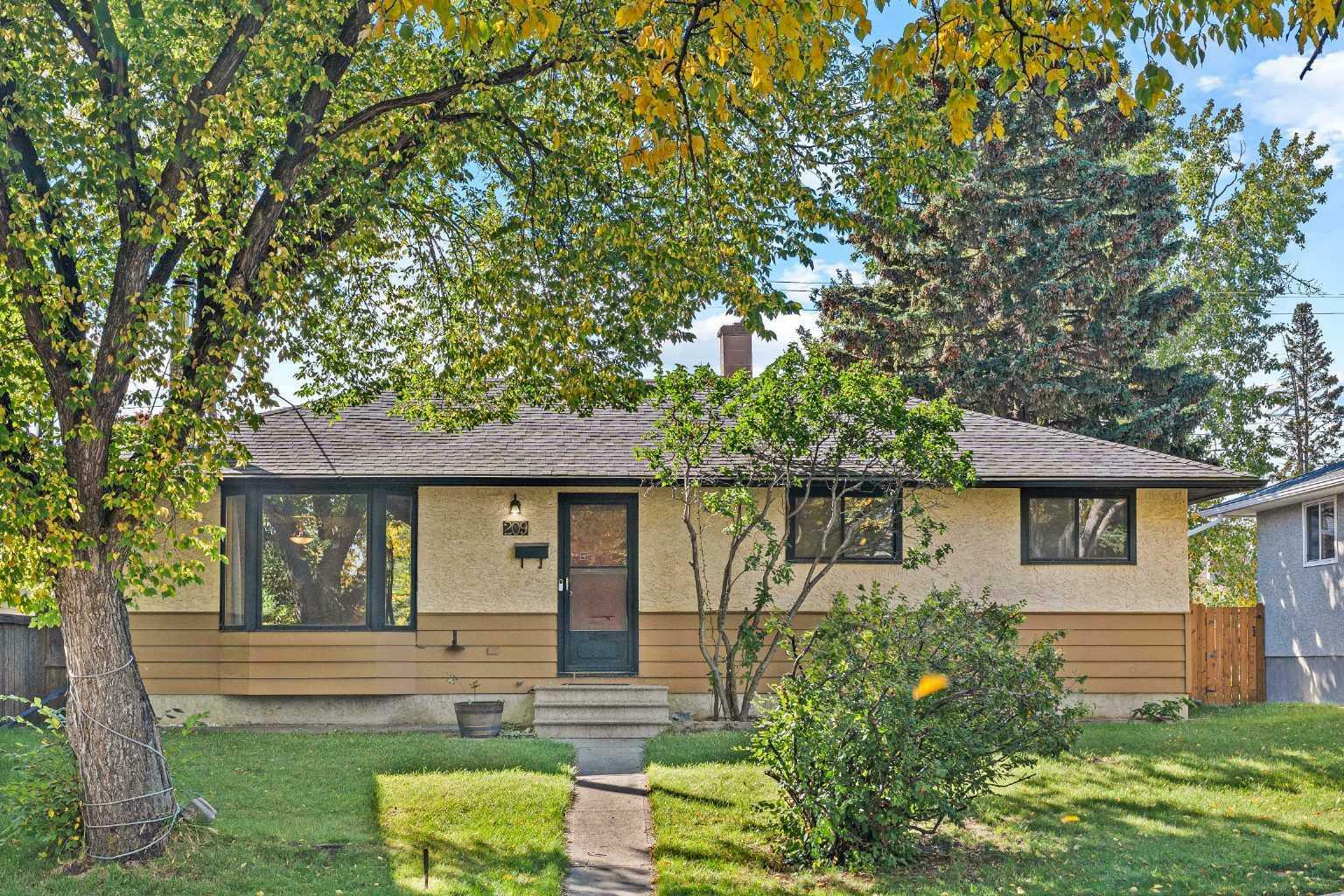 Property Photo:  209 Windermere Road SW  AB T3C 3K9 