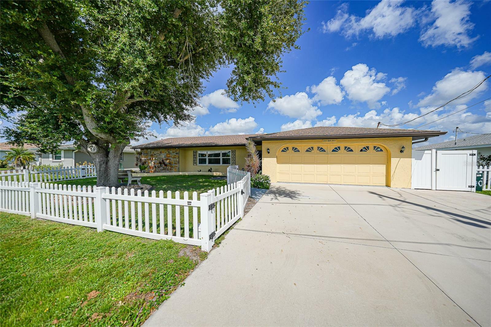 Property Photo: 154 Chelsea Court NW FL 33952