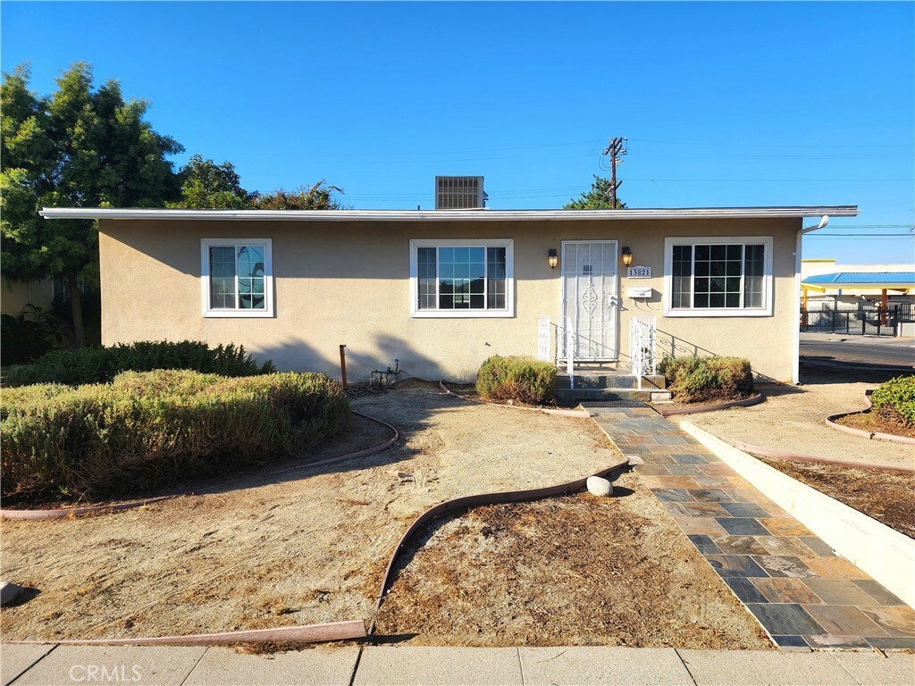 Property Photo:  13821 Burton Street  CA 91402 