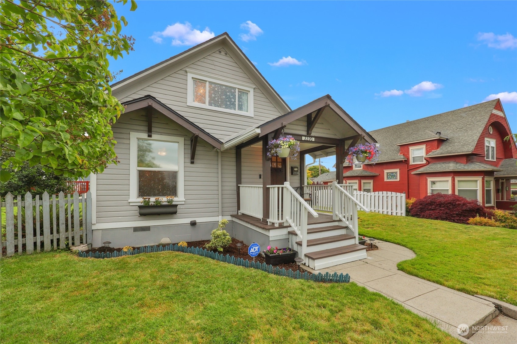 Property Photo:  2220  Oakes Avenue  WA 98201 