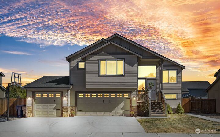 Property Photo: 2304 N Creeksedge Way WA 98926