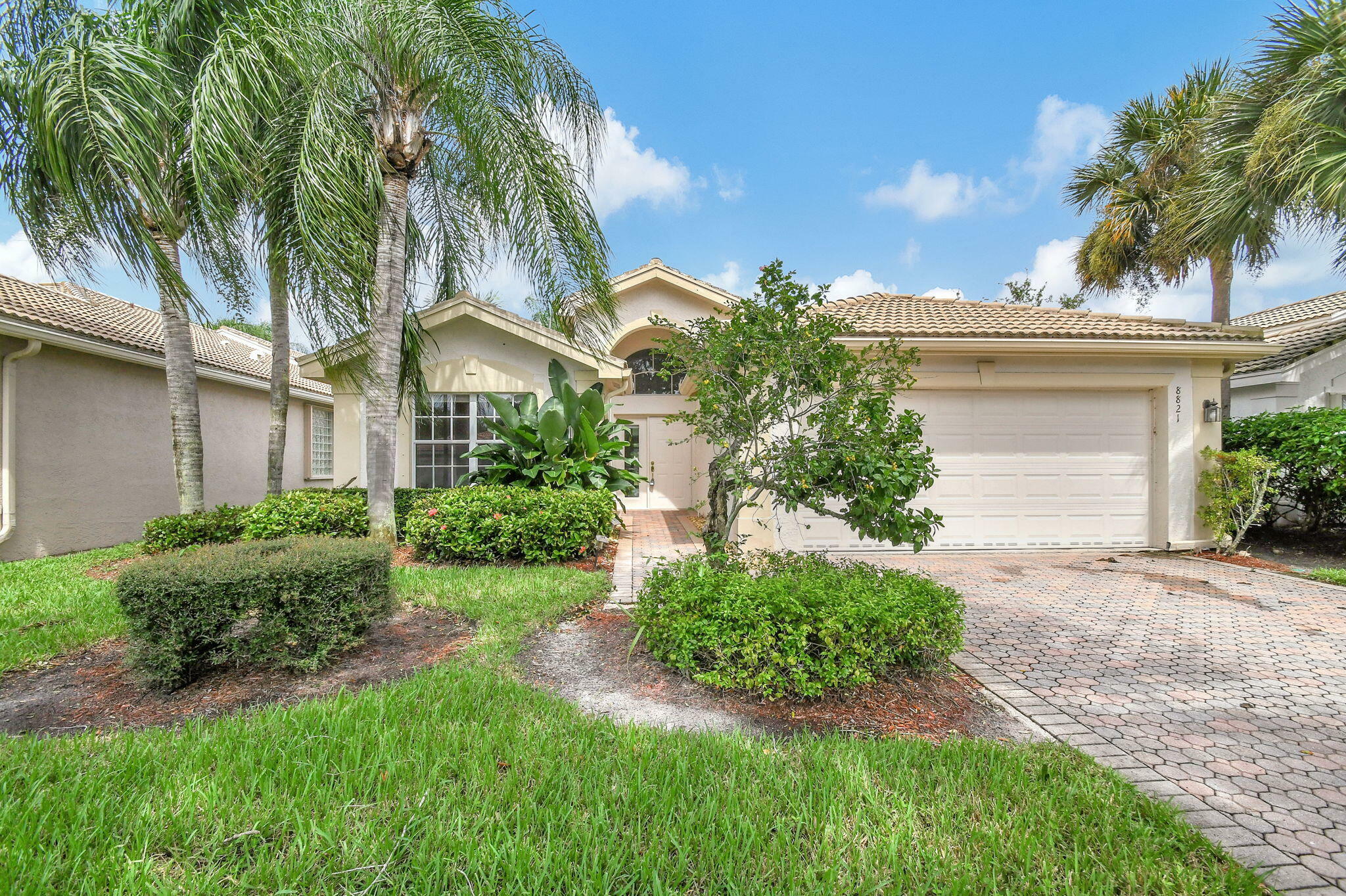 Property Photo:  8821 Laguna Royale Points  FL 33467 