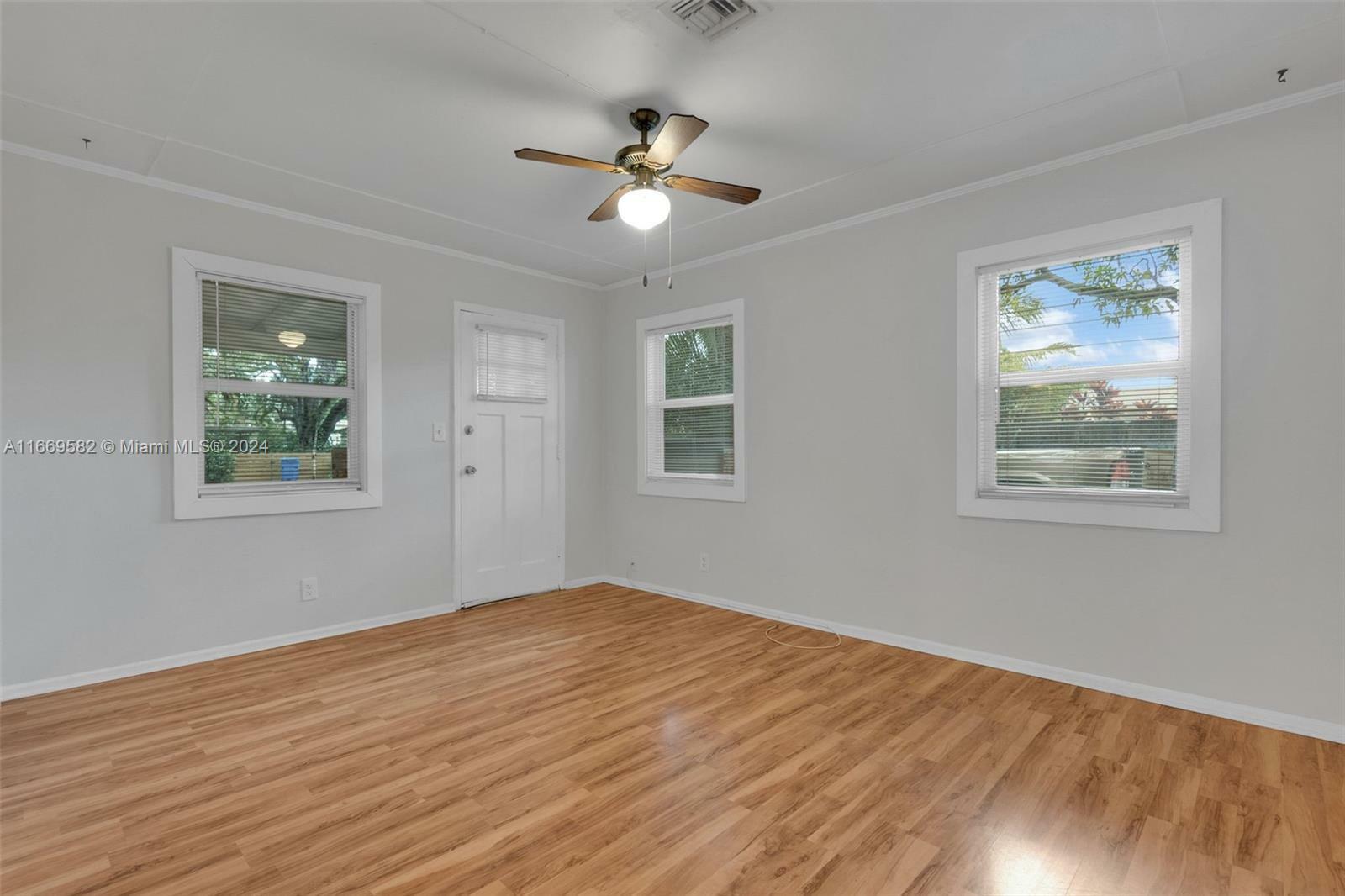 Property Photo:  1402 NE 36th St 1404  FL 33334 