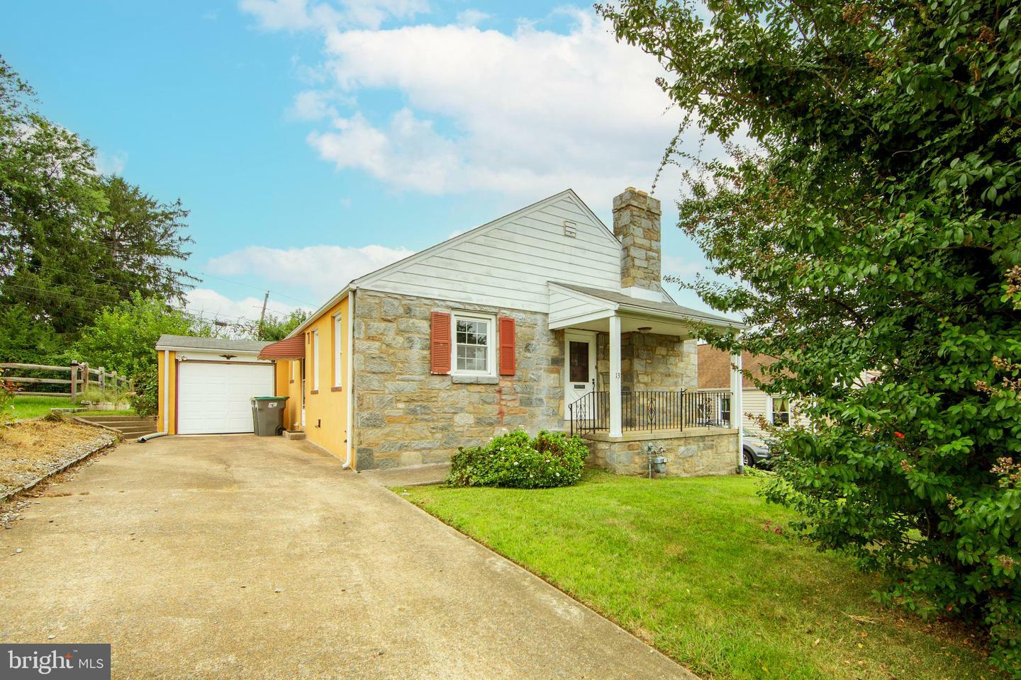 Property Photo: 13 Lexington Drive DE 19703