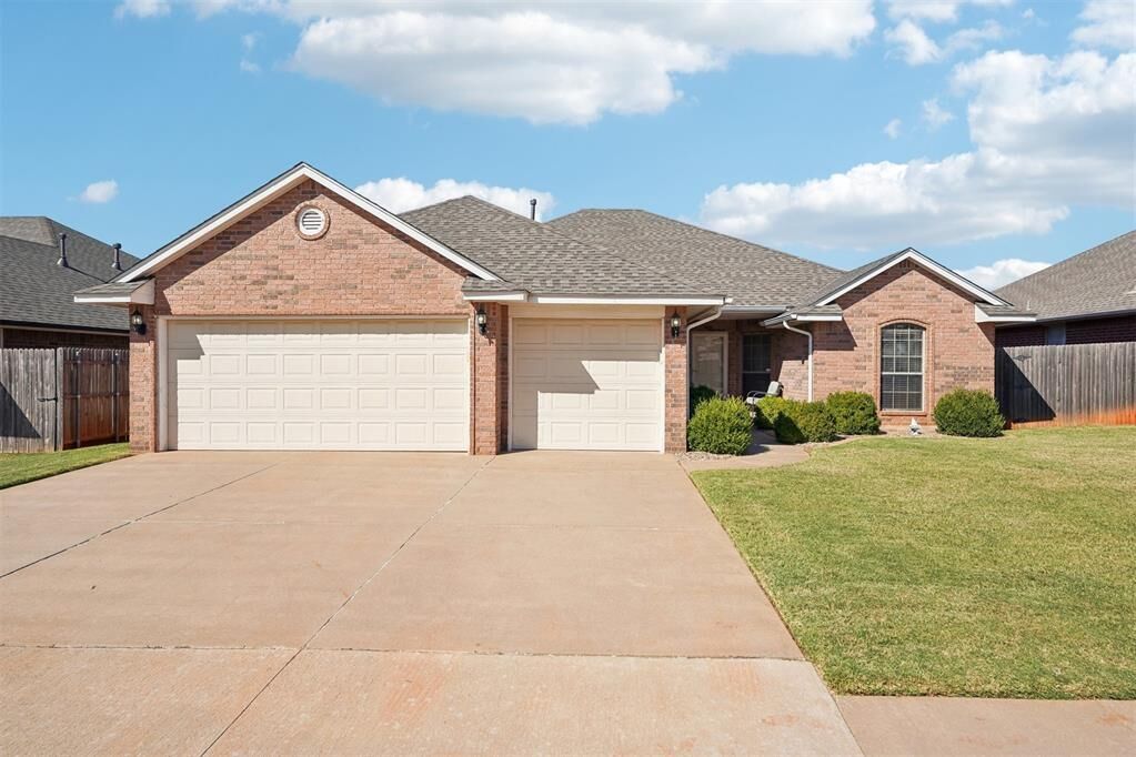 Property Photo: 2809 NW 169th Street OK 73012