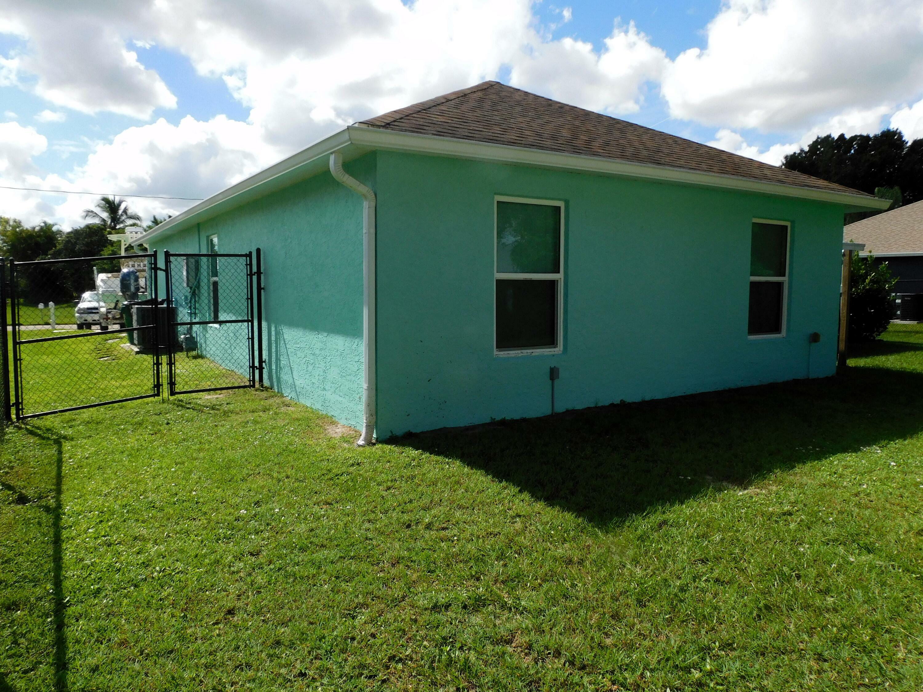 Property Photo:  373 SW De Gouvea Terrace  FL 34984 