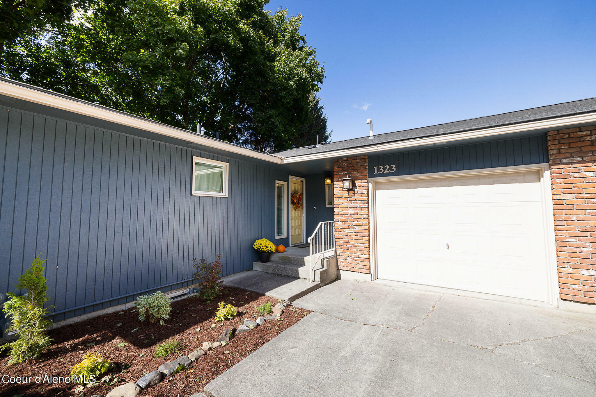 Property Photo:  1323 E Deerhaven Ave  ID 83815 