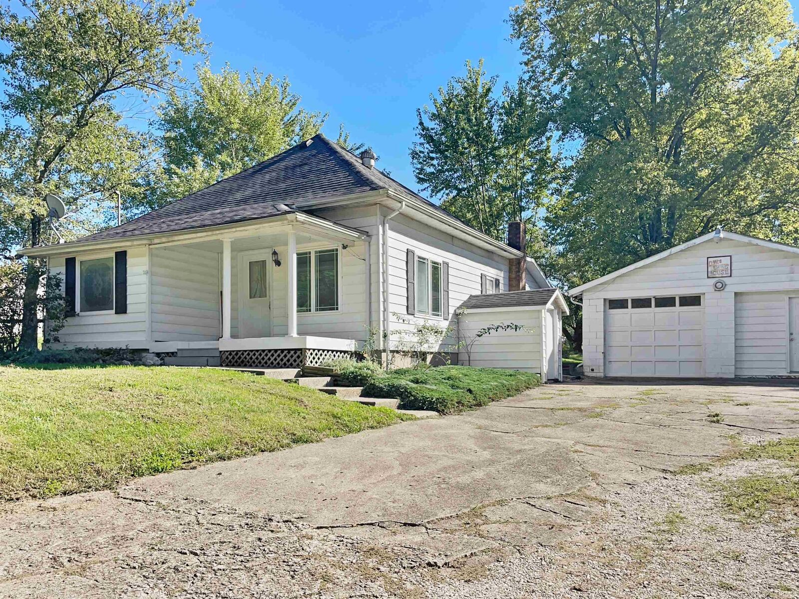 Property Photo: 1592 E County Road 550 S IN 47598