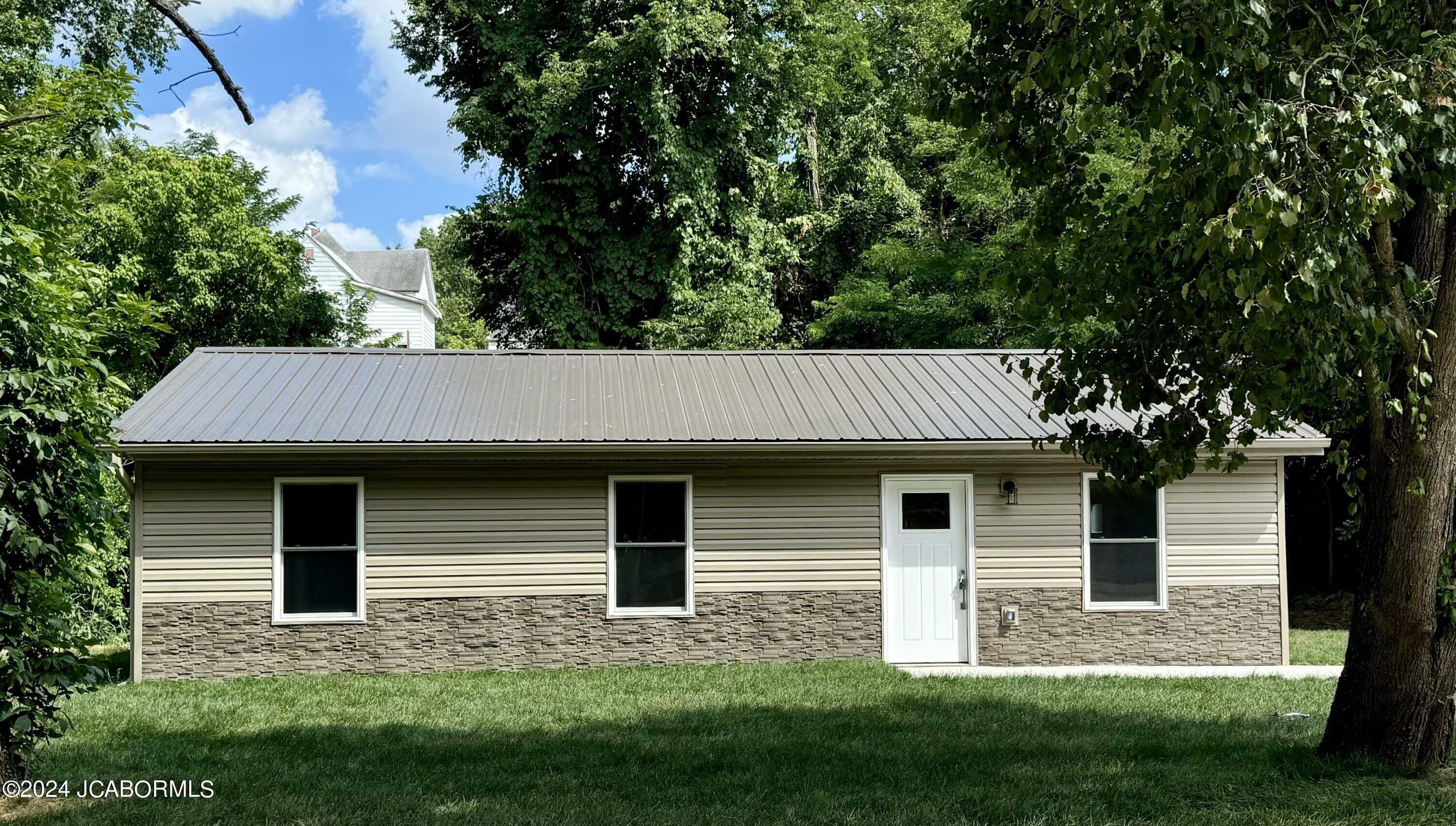 Property Photo:  223 Capitol Court  MO 65101 