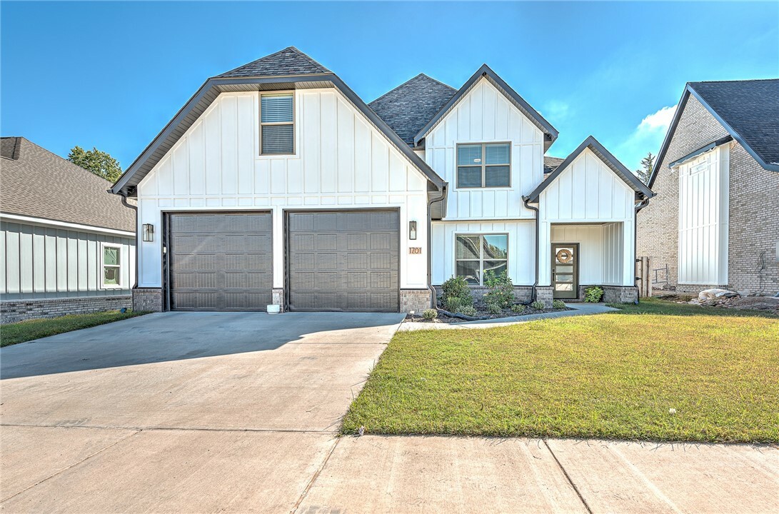 Property Photo:  1701 S 23rd Place  AR 72758 