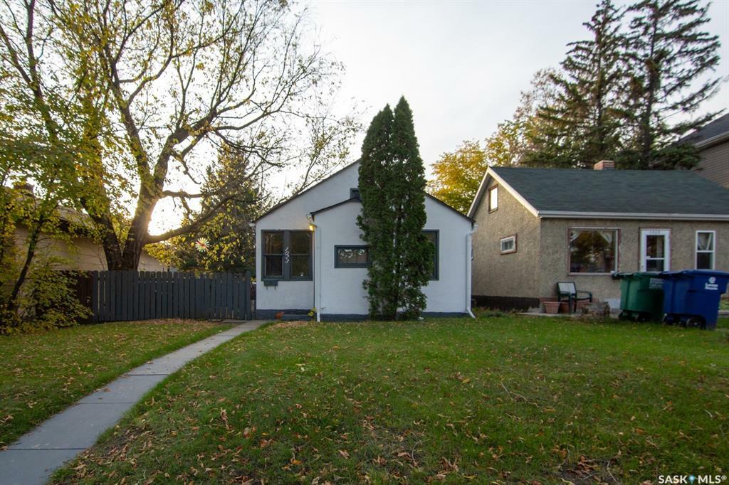 Property Photo:  1023 J Avenue N  SK S7L 2L3 