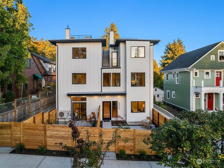 Property Photo:  3934  Corliss Avenue N B  WA 98103 