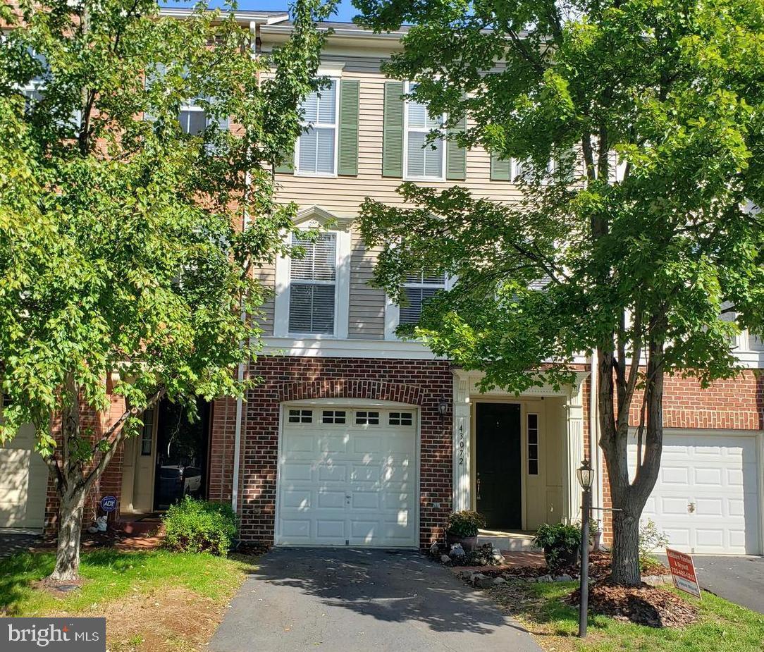 Property Photo: 43072 Hunters Green Square VA 20148
