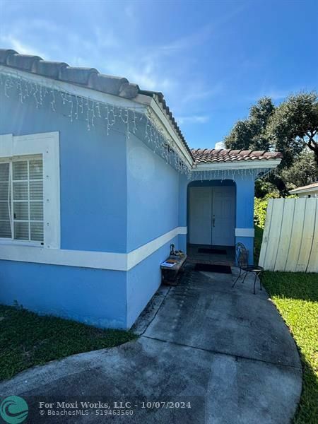 Property Photo:  1649 SW 28th Ter  FL 33312 