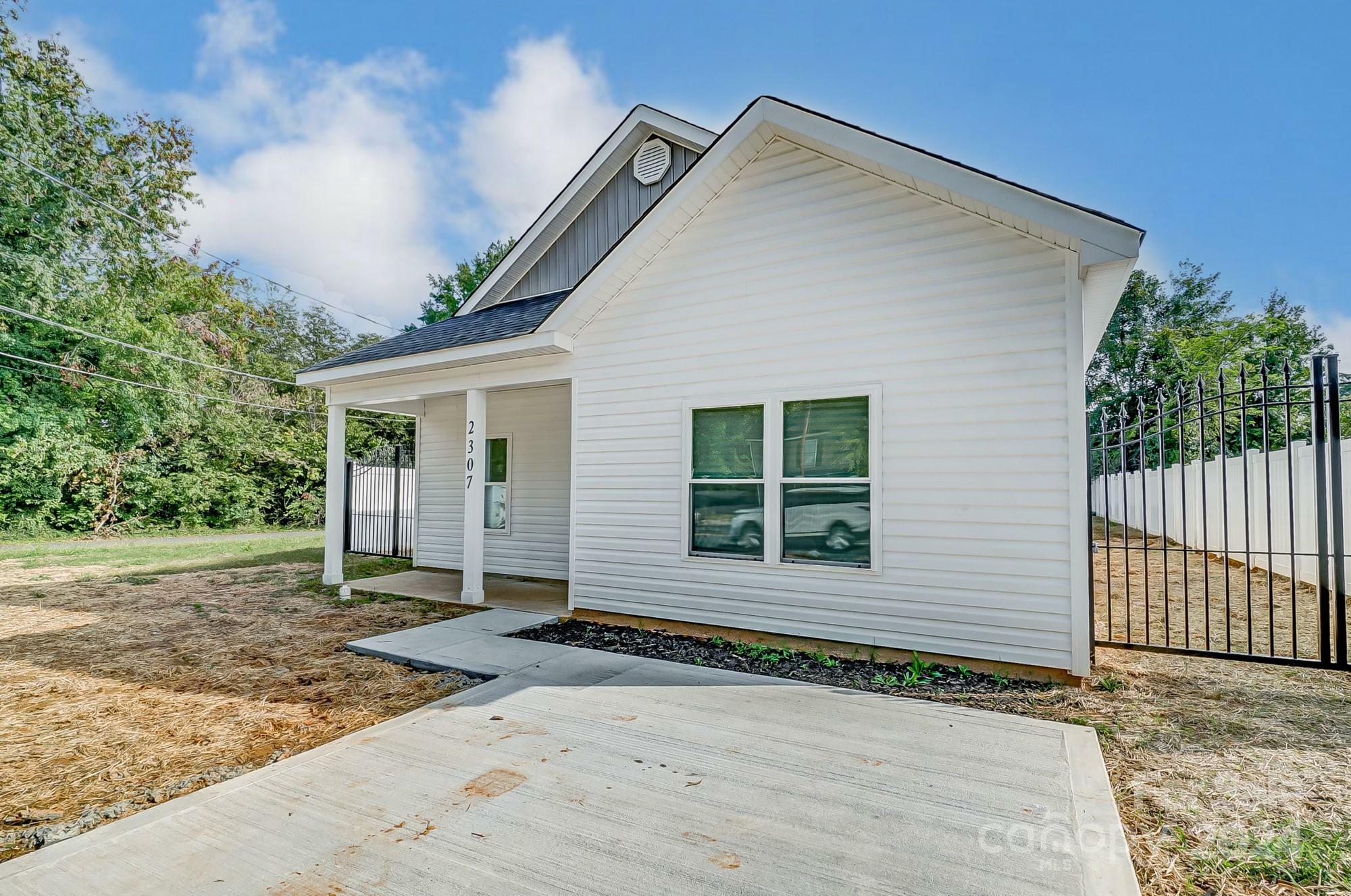 Property Photo:  2307 West Boulevard  NC 28208 