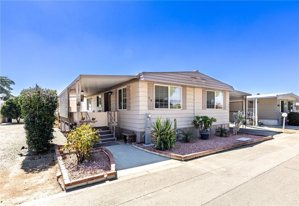 Property Photo: 725 W Thornton Avenue 14 CA 92543