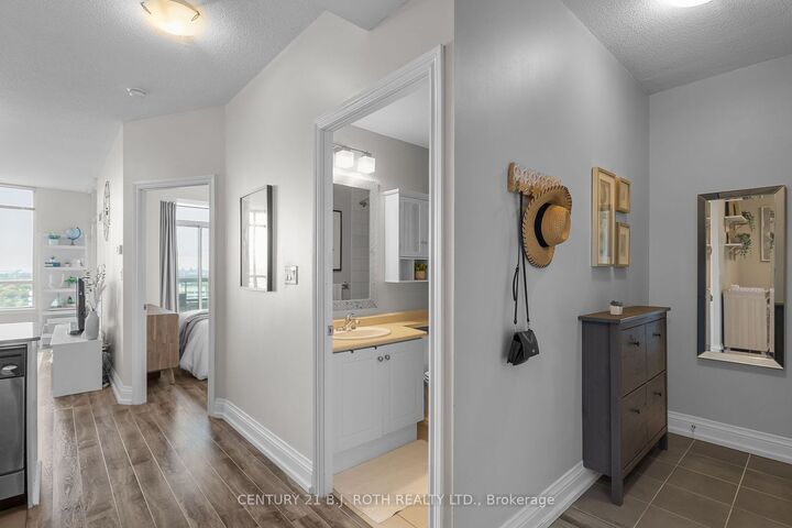 Property Photo:  3504 Hurontario St 2301  ON L5B 0B9 