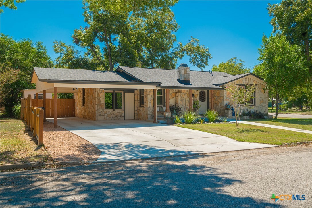 Property Photo:  801 E Krezdorn Street  TX 78155 