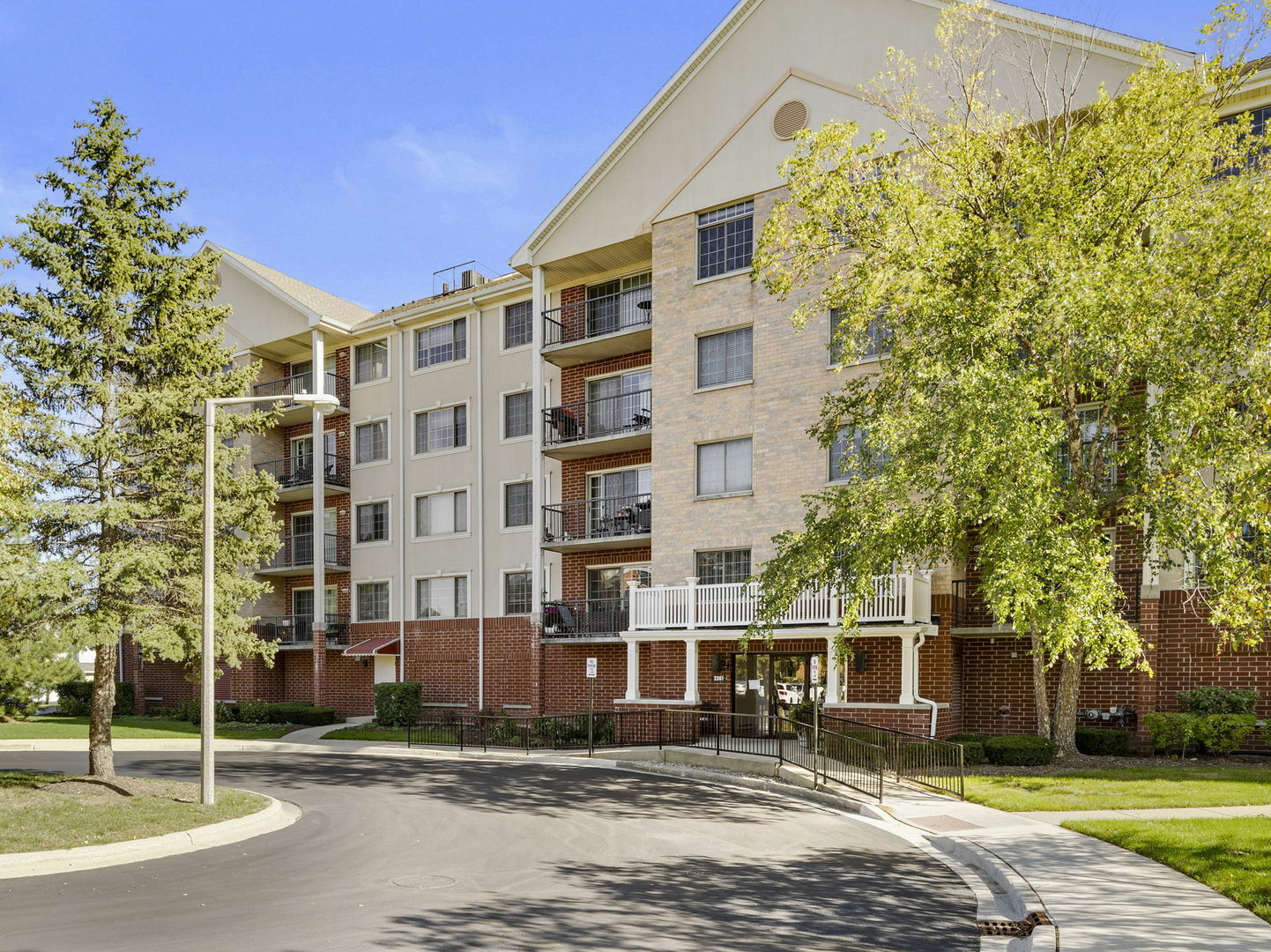 Property Photo: 2301 Oakmont Way 503 IL 60561