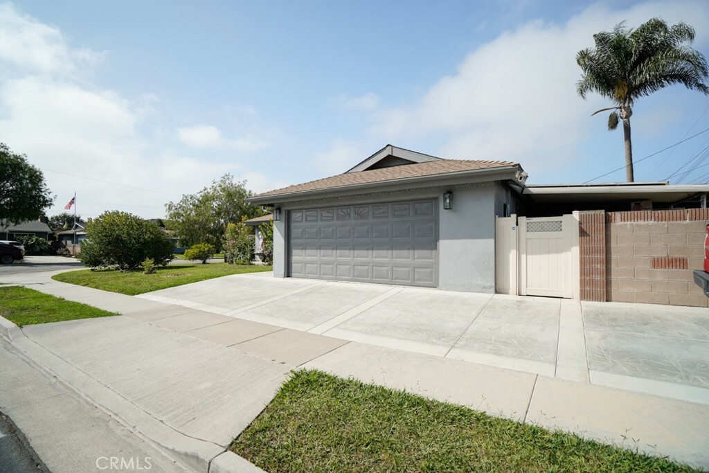 Property Photo:  5101 Robinwood Drive  CA 92649 