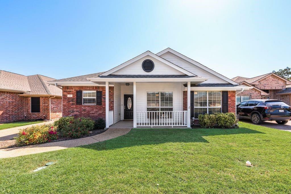 Property Photo:  403 Hawthorn  TX 75165 