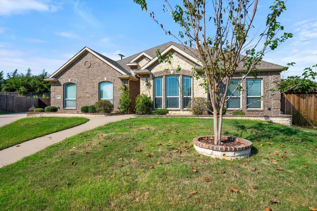 Property Photo:  211 Chateau Avenue  TX 76060 